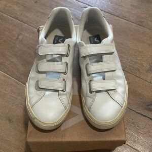 Veja Recife 3 Lock Velcro Leather size 8 color White